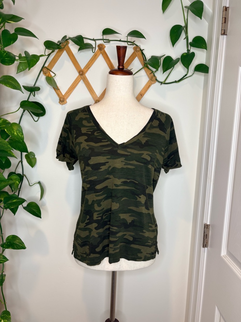 SANCTUARY Camo V Neck Short Sleeve Top
